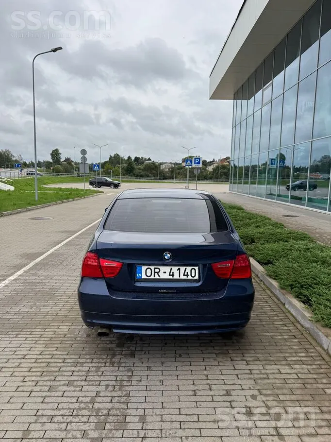 BMW 318 2011 photo 4