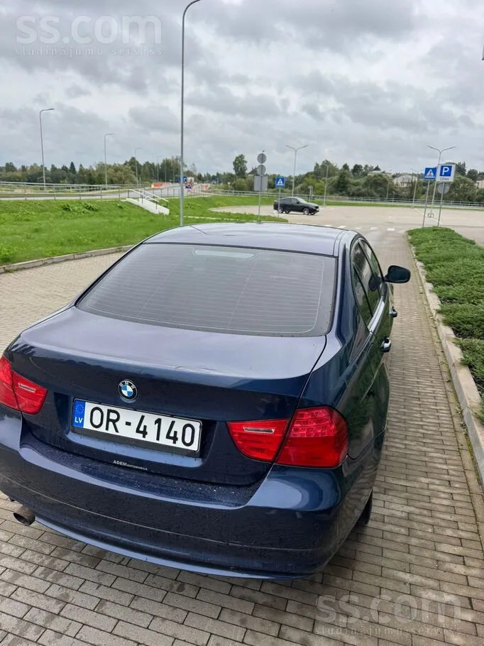BMW 318 2011 photo 3