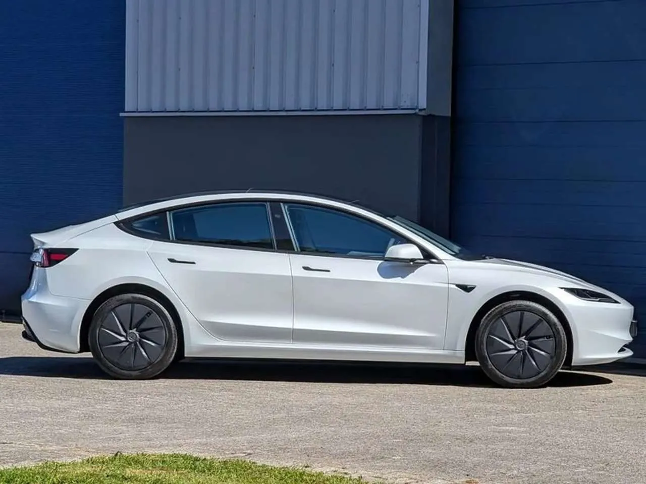 Tesla Model 3 2026 photo 4
