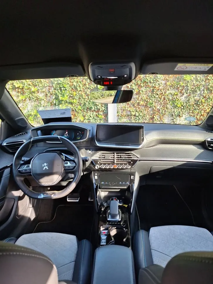 Peugeot E-208 2020 photo 2