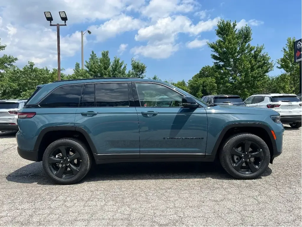 Jeep Grand Cherokee 2026 photo 3