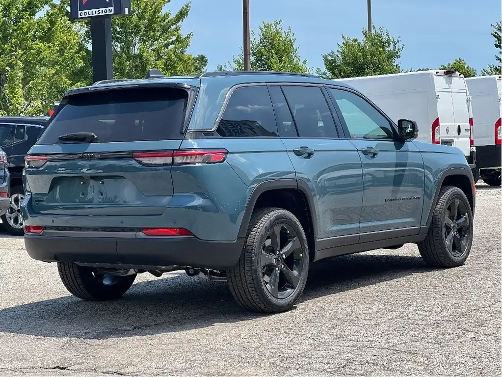Jeep Grand Cherokee 2026 photo 4