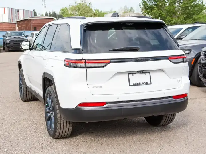 Jeep Grand Cherokee 2026 photo 4