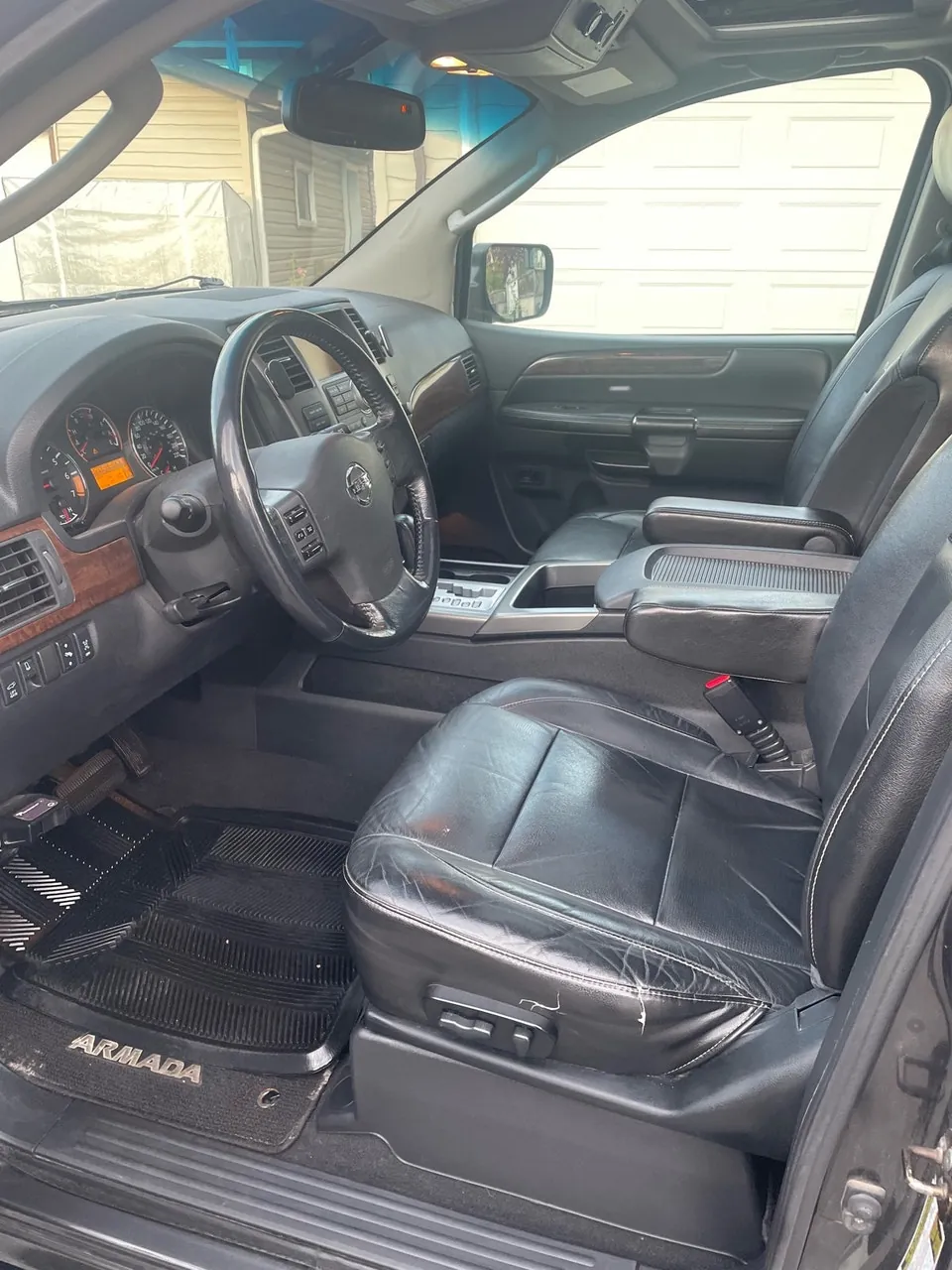 Nissan Armada 2010 photo 5