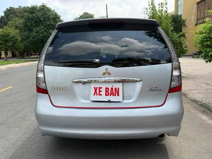 Mitsubishi Grandis 2008 photo 2