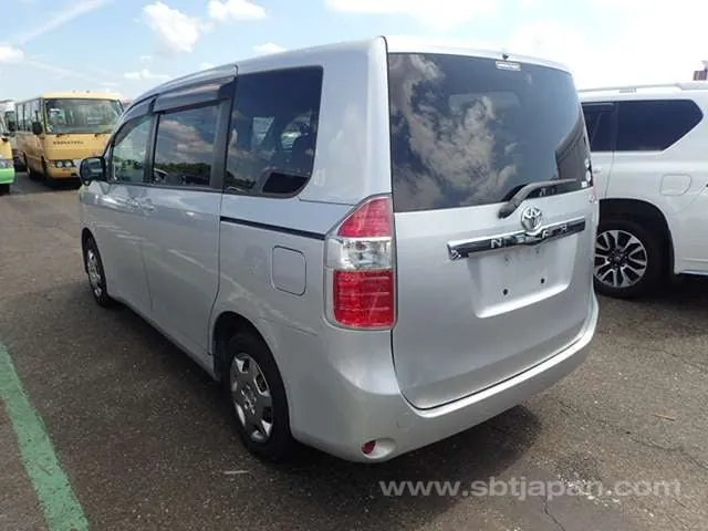 Toyota Noah X 2009 photo 3