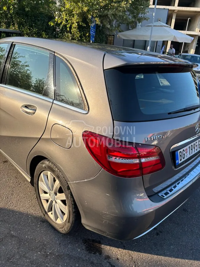 Mercedes-Benz B 180 2015 photo 3