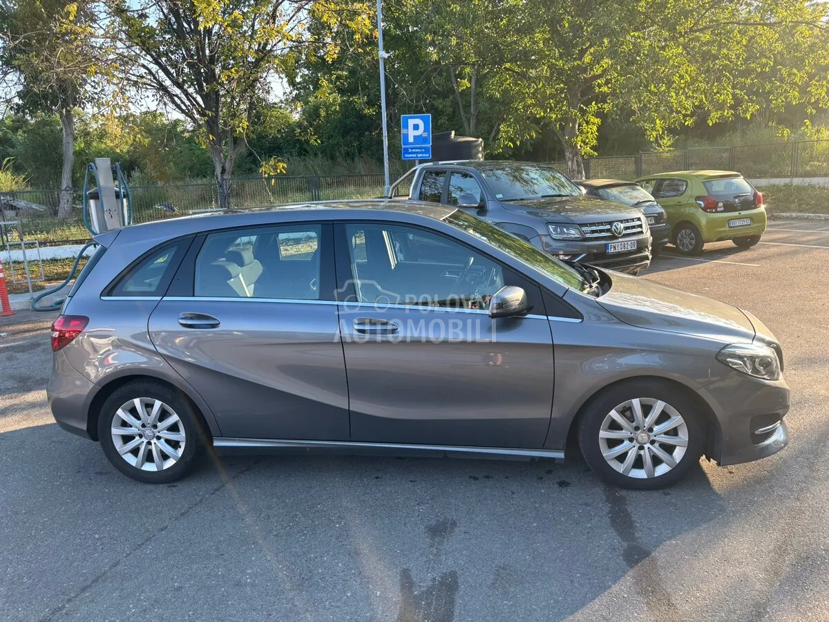 Mercedes-Benz B 180 2015 photo 2