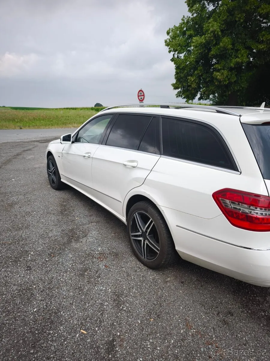 Mercedes-Benz E-Class 2009 photo 4