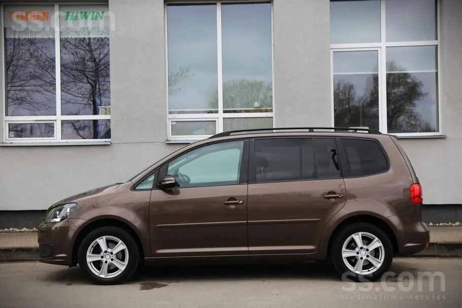 Volkswagen Touran 2011 photo 2