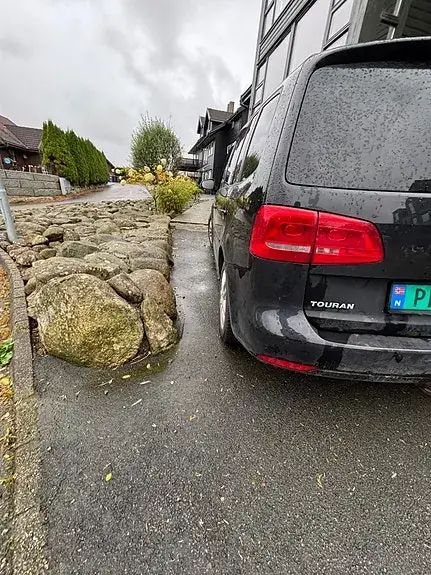 Volkswagen Touran 2011 photo 2
