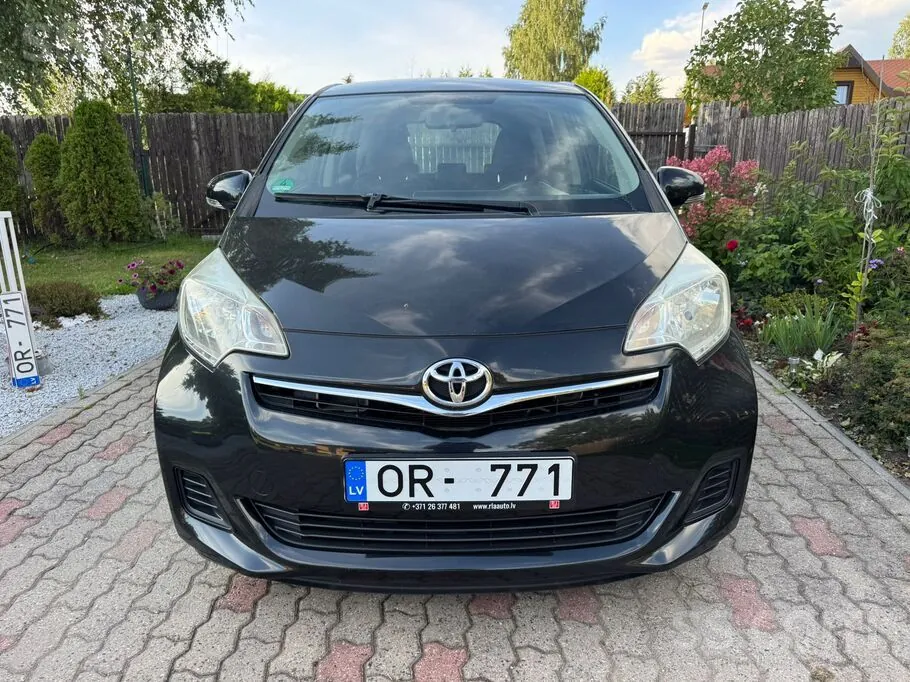 Toyota Verso-S 2011 photo 2