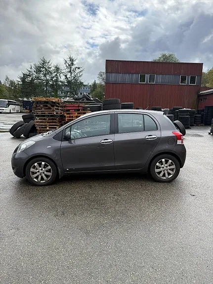 Toyota Yaris 2010 photo 2