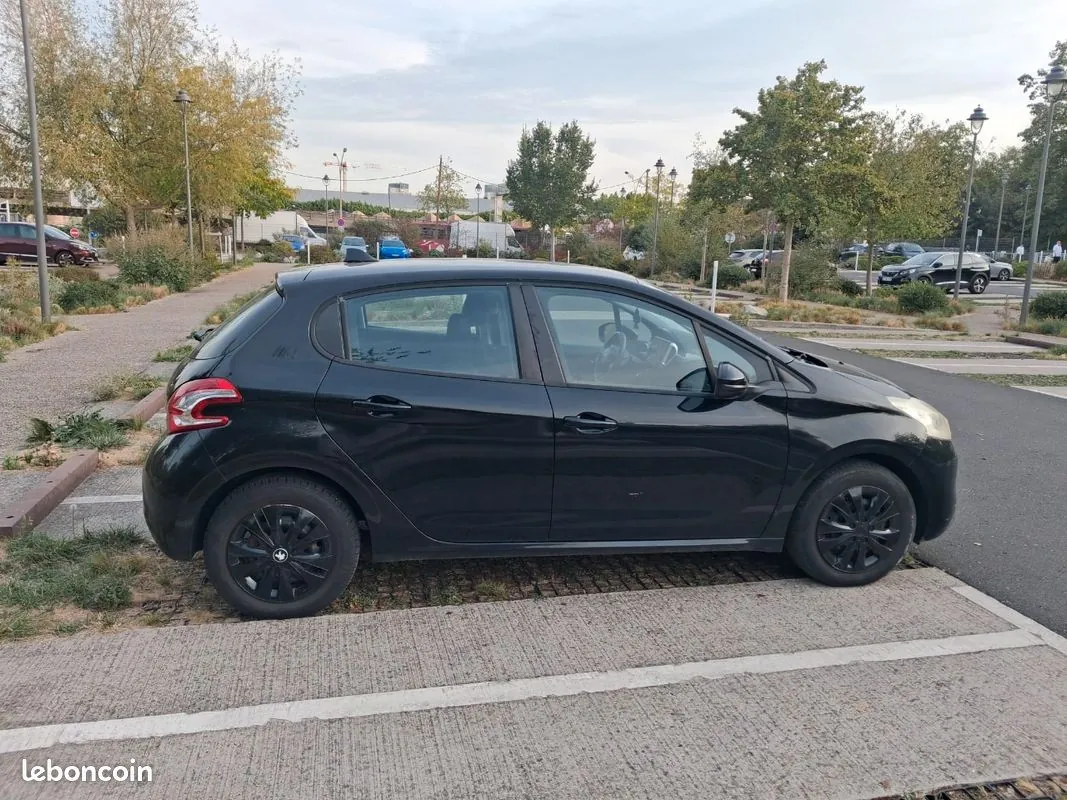 Peugeot 208 2014 photo 3