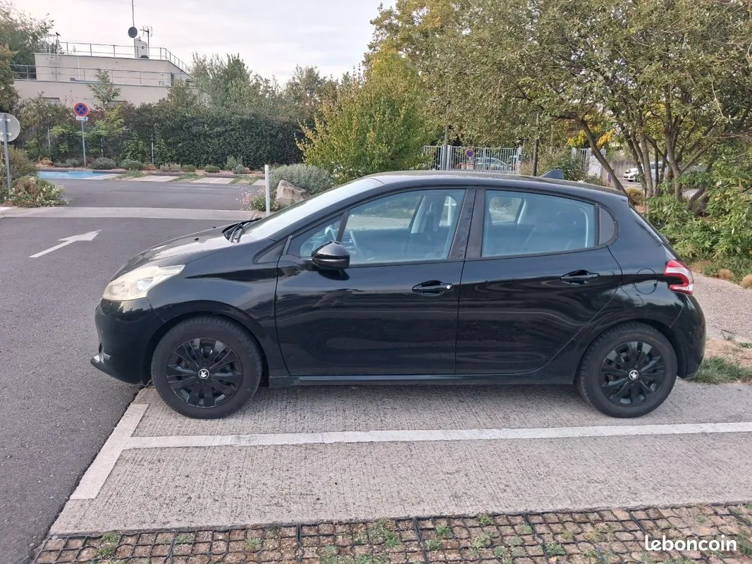 Peugeot 208 2014 photo 2