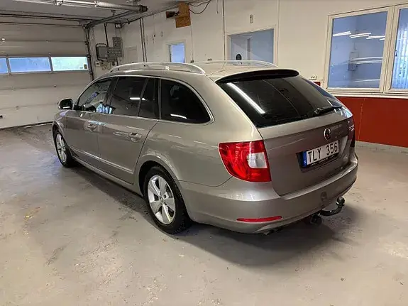 Skoda Superb 2012 photo 4