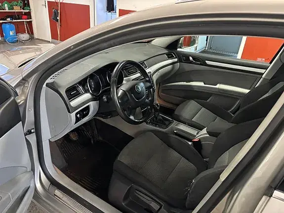 Skoda Superb 2012 photo 5