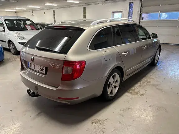 Skoda Superb 2012 photo 3