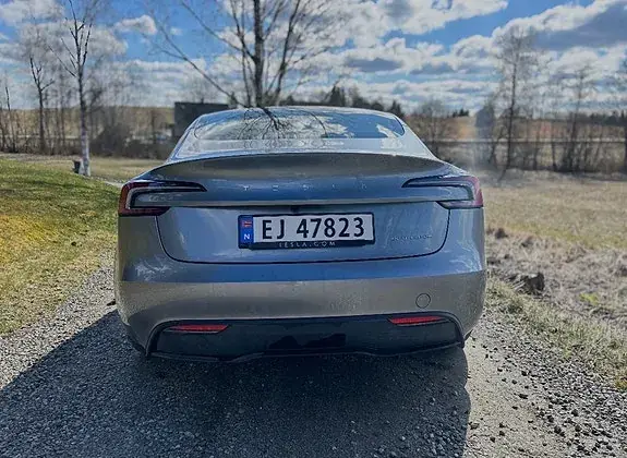 Tesla Model 3 2024 photo 2