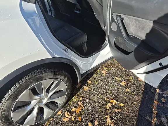 Tesla Model Y 2023 photo 2