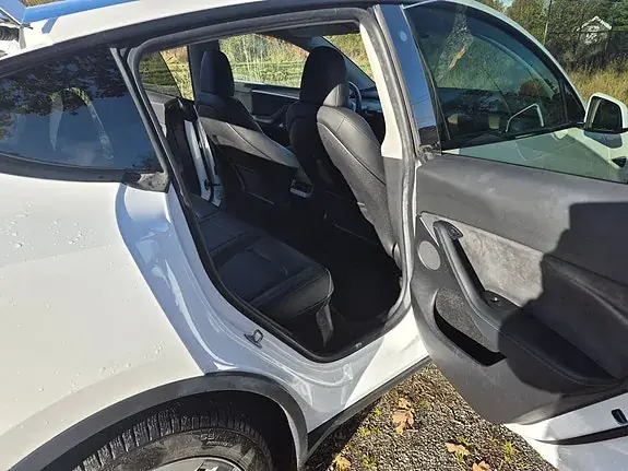 Tesla Model Y 2023 photo 4