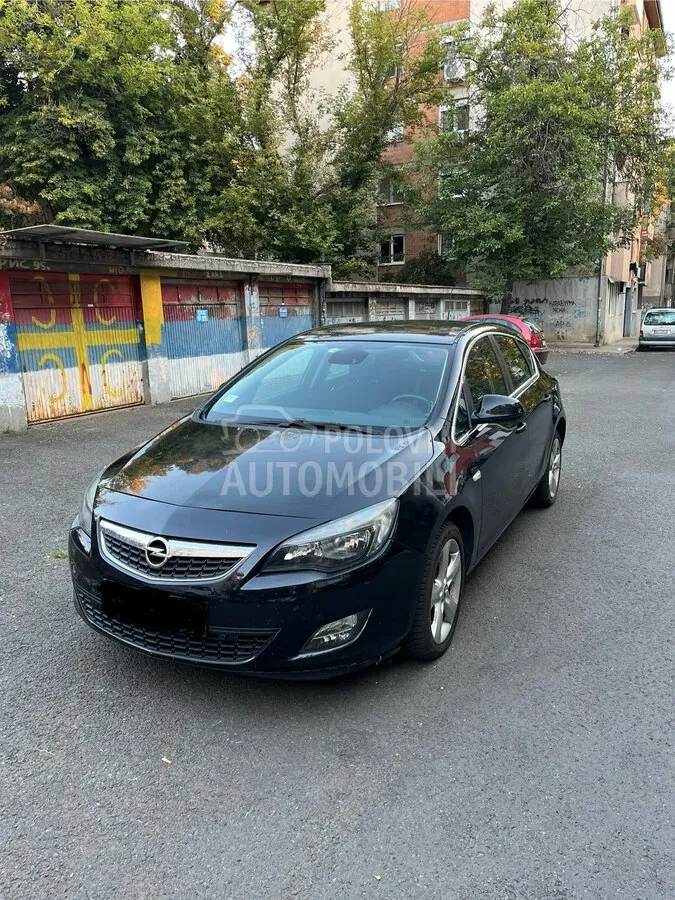 Opel Astra J 2010 photo 3