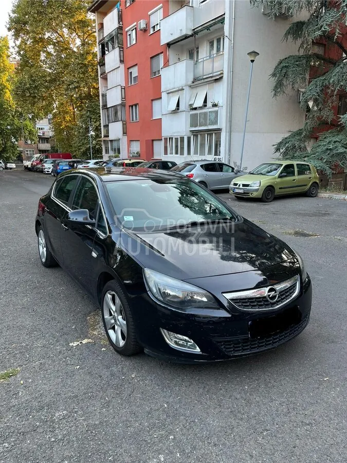 Opel Astra J 2010 photo 2