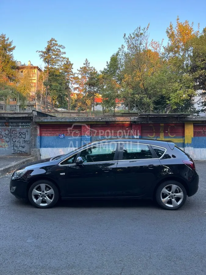 Opel Astra J 2010 photo 5