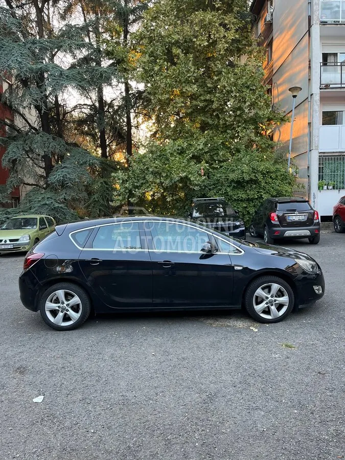 Opel Astra J 2010 photo 4