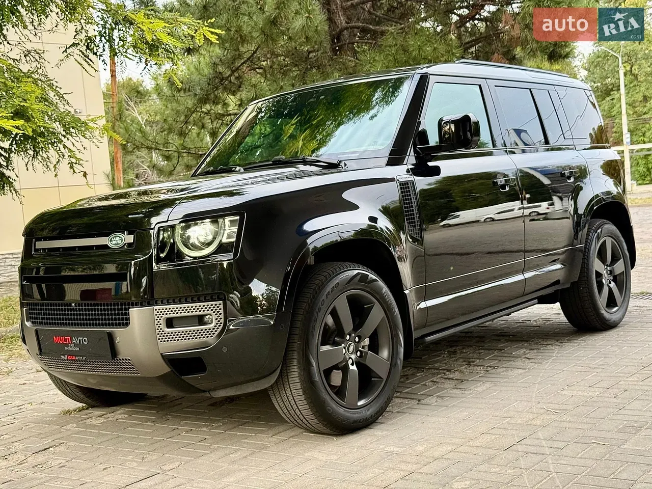 Land Rover Defender 2024 photo 2
