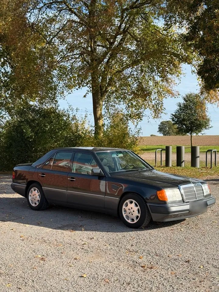 Mercedes-Benz 230E