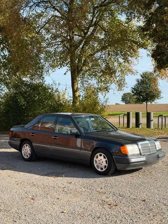 Mercedes-Benz 230E