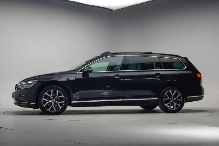 Volkswagen Passat 2022 photo 2