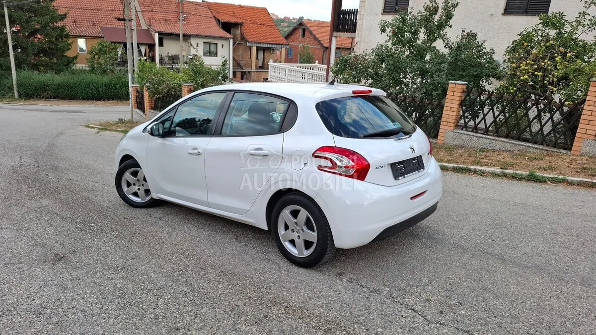 Peugeot 208 2015 photo 4