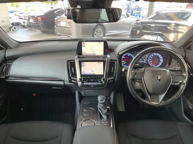 Toyota Crown 2018 photo 2