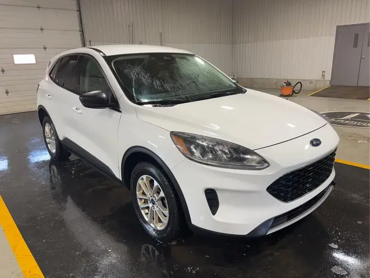 Ford Escape 2022 photo 3