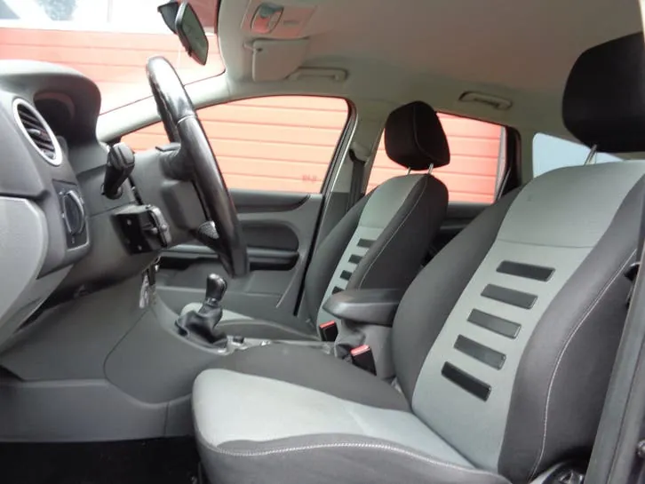 Ford Focus 2010 photo 2