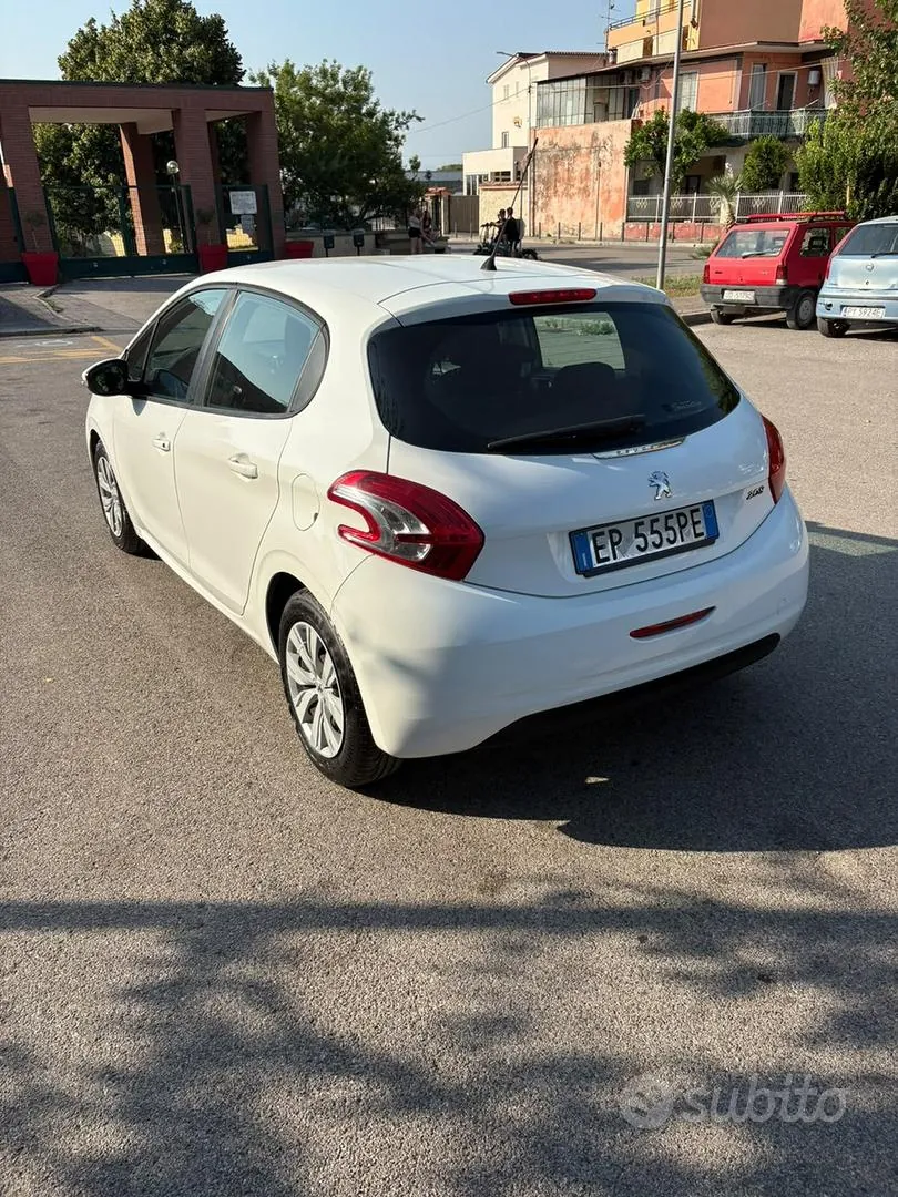 Peugeot 208 2012 photo 4