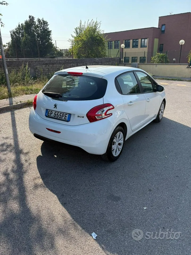 Peugeot 208 2012 photo 3