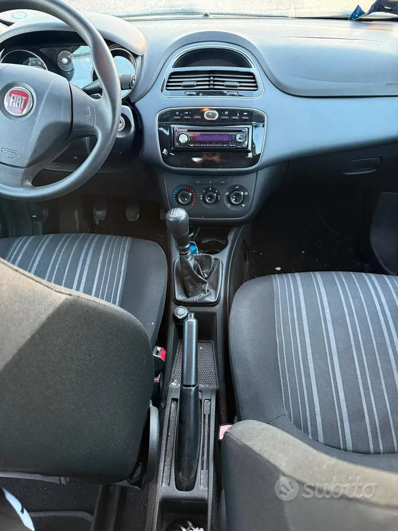 Fiat Punto 2010 photo 2