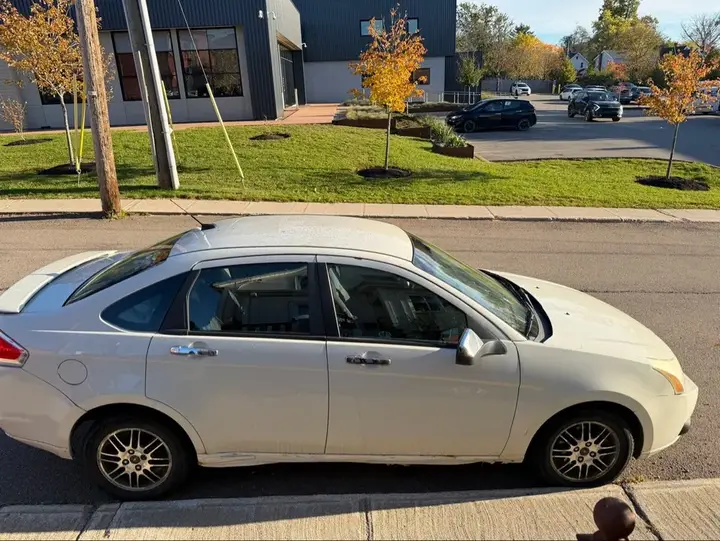 Ford Focus 2010 photo 2