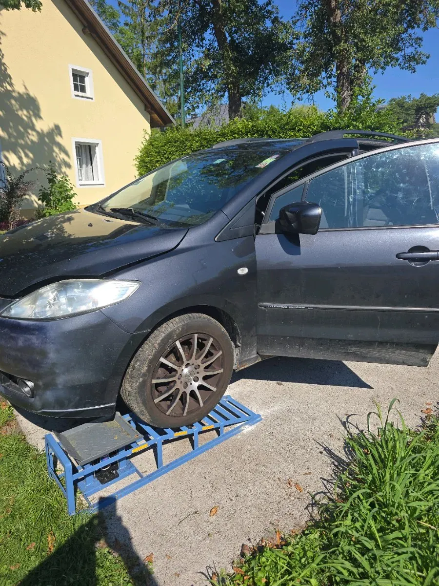 Mazda Mazda5 2005 photo 2