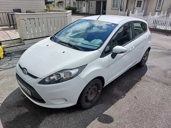 Ford Fiesta 2010 photo 2
