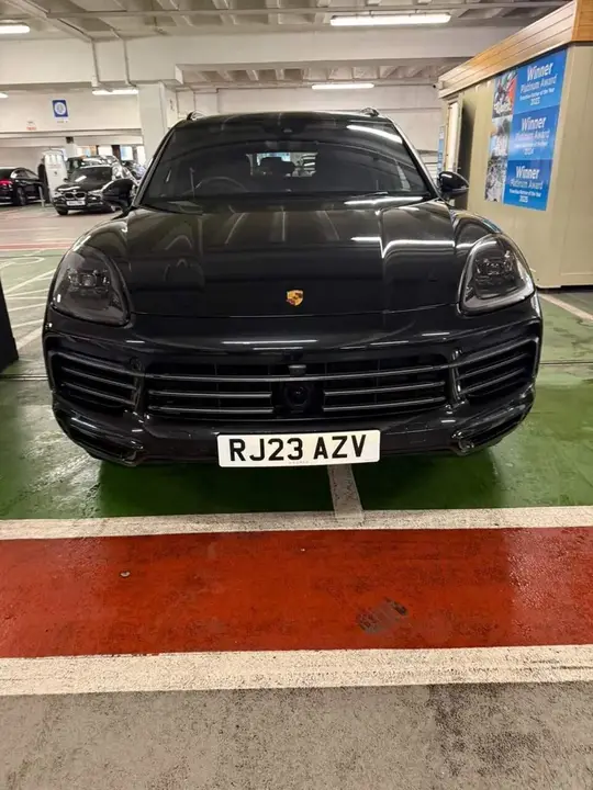 Porsche Cayenne 2023 photo 2
