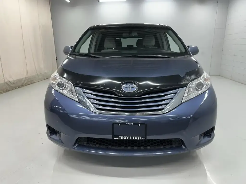 Toyota Sienna 2017 photo 2