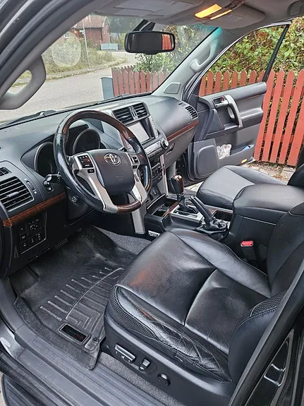 Toyota Land Cruiser 2012 photo 2