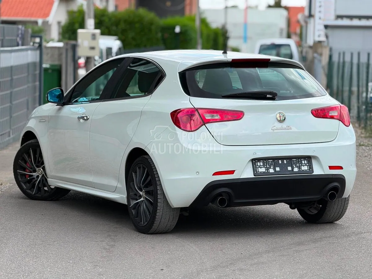 Alfa Romeo Giulietta 2011 photo 2