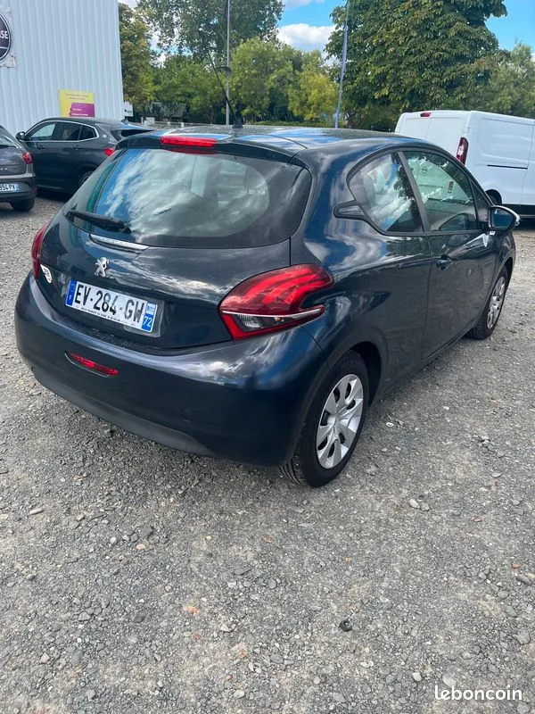 Peugeot 208 2018 photo 2
