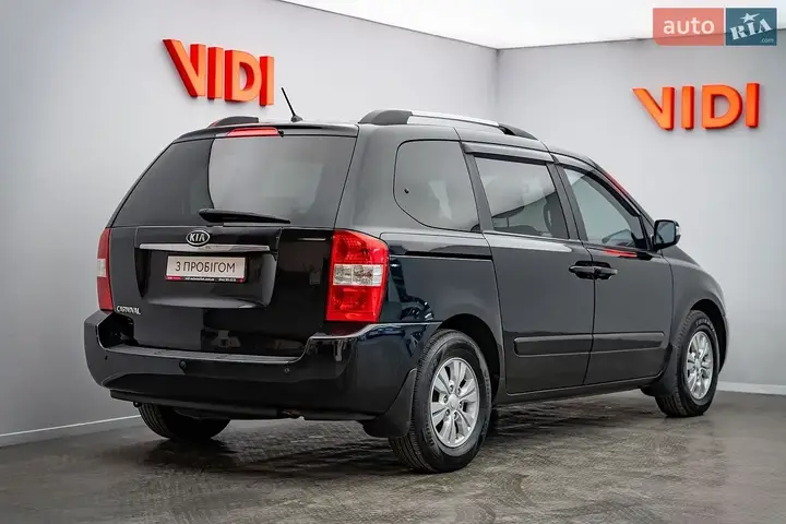 Kia Carnival 2012 photo 2