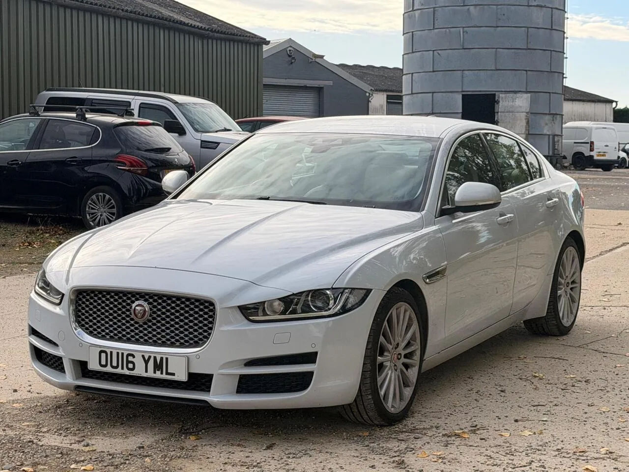 Jaguar Xe 2016 photo 5